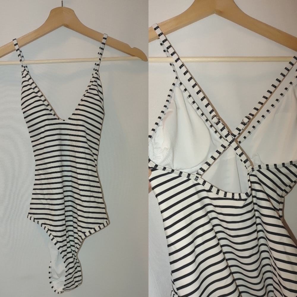 Cupshe One Piece Black White Stripe Swimsuit Vneck Cross Back Small V